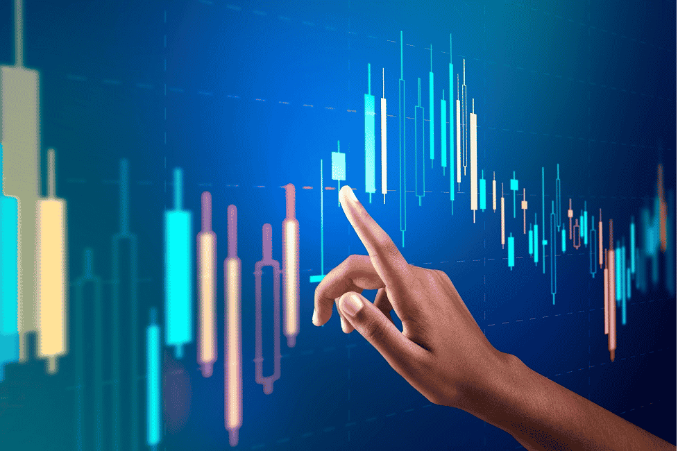 Fintech: la industria que mejor combina los avances tecnol&oacute;gicos con las soluciones financieras. El sector fintech en M&eacute;xico est&aacute; en pleno apogeo, aunque no carece de desaf&iacute;os. Aqu&iacute; hallar&aacute;s un breve an&aacute;lisis. &iquest;C&oacute;mo han progresado las empresas fintech en M&eacute;xico? Seg&uacute;n reporta el estudio Fintech Radar 2021, las empresas fintech han crecido un 16% &uacute;ltimamente; pues en el 2019 se ten&iacute;a registro de 394 fintech mexicanas, durante el 2020 este n&uacute;mero ascendi&oacute; a 441 y, para el 2021, ya hab&iacute;a 512 startups fintech en el pa&iacute;s. Esto vuelve a M&eacute;xico el l&iacute;der del ecosistema fintech en la Alianza del Pac&iacute;fico (alianza de M&eacute;xico, Colombia, Per&uacute; y Chile), pues tiene el 46.5% de las empresas fintech registradas por dicha alianza. Adem&aacute;s, este boom de la industria tambi&eacute;n se refleja en las tendencias inversionistas: de acuerdo a Fintech Iberoam&eacute;rica, las fintech latinoamericanas recibieron 12 mil millones de d&oacute;lares de inversi&oacute;n durante 2021, factor que las vuelve uno de las industrias con mayor crecimiento (con tasas anuales de 30% en promedio) de los &uacute;ltimos cinco a&ntilde;os. No es de sorprender, por lo tanto, que el director general de la Asociaci&oacute;n Fintech M&eacute;xico, Ernesto Calero, considere que el sector de las fintech mexicanas se consolidar&aacute; durante el 2022, y que adem&aacute;s ser&aacute; la punta de lanza para que el pa&iacute;s entre a la econom&iacute;a del siglo XXI. Tipos de fintech &iquest;C&oacute;mo lo conseguir&aacute;n? Bueno, varios tipos de empresas fintech innovan diariamente al ofrecer diferentes servicios, entre los cuales podr&aacute;s reconocer: &bull; Software financiero. Programan y ofrecen software de contabilidad, infraestructura de facturaci&oacute;n y gesti&oacute;n financiera. &bull; Asesor&iacute;a financiera. Ofrecen asesores automatizados, dan cursos de educaci&oacute;n financiera o tienen comparadores integrados. &bull; InsurTech. Aquellos tipos de fintech que prestan servicios en el sector asegurador. &bull; Desarrolladores de criptomonedas. Crean soluciones basadas en el blockchain y en los mercados de activos digitales. &bull; Medios de pago. Gestionan las plataformas de pago y comercio electr&oacute;nico, y facilitan transferencias internacionales. &bull; Nuevas entidades financieras. Bancos que son 100% digitales. &bull; Infraestructuras completas. Eval&uacute;an clientes y reportan perfiles de riesgo, ayudan a prevenir fraudes, manejan Big data & Analytics, e integran poderosos APIs a plataformas digitales. Leer&aacute;s sobre esto m&aacute;s adelante. Buscando sortear los retos de las fintech Con tal de que el sector fintech en M&eacute;xico siga creciendo, Ernesto Calero asegura que es fundamental promover el acceso a cr&eacute;ditos, seguros e inversiones con mayor valor agregado. Justo por ello surgi&oacute; CRiskCo, creador de una potente API (Interfaz de Programaci&oacute;n de Aplicaciones), que puede integrarse a la base de datos fiscal de una empresa y extraer sus datos del SAT para, posteriormente, analizar y reportarte el riesgo crediticio de tu cliente. Es decir, que emplear&aacute; inteligencia artificial para gestionar el Big Data de la empresa interesada y as&iacute; detectar patrones de comportamiento, buscando definir si tu cliente tiene solvencia suficiente para liquidar un pr&eacute;stamo. Todo esto es con el prop&oacute;sito de ayudar en la toma de decisiones y evaluar eficazmente el riesgo de cr&eacute;dito, pues muchas fintech en M&eacute;xico carecen de la gu&iacute;a necesaria durante este proceso: 75% de las solicitudes de cr&eacute;ditos son denegadas. 7 mil empresas mexicanas ya se han conectado con la API de CRiskCo, y se monitorean sus datos cada vez que es necesario (mensual, semanal, anual), manteniendo actualizadas a las entitades financieras que trabajan con nosotros sobre sus clientes crediticios. Aprovecha las ventajas de utilizar el API de CRiskCo: no solamente se aclarar&aacute; el panorama de las empresas interesadas, sino que respaldar&aacute;s el proceso de decisiones de tu entidad financiera. Fuentes de informaci&oacute;n (URLs) (5) 1. www.eleconomista.com.mx/sectorfinanciero/Crecio-16-el-numero-de-fintech-en-Mexico-durante-el-2021-ya-son-512-20211206-0044.html 2. www.fintechmexico.org/qu-es-fintech 3. www.larepublica.co/especiales/.../las-fintech-en-la-region-de-latinoamerica-han-aumentado-un-50-3348374 4. www.eleconomista.com.mx/sectorfinanciero/Ven-2022-como-un-ano-de-consolidacion-para-el-sector-fintech-en-Mexico-20220124-0104.html 5. criskco.com.mx/5-beneficios-de-integrarte-con-un-sat-api